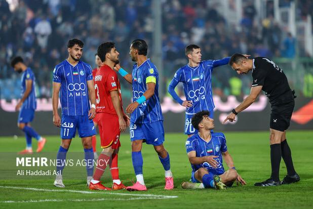 انتقاد از قراردادهای عجیب و نجومی استقلال/ نگران نتایج ساپینتو هستیم