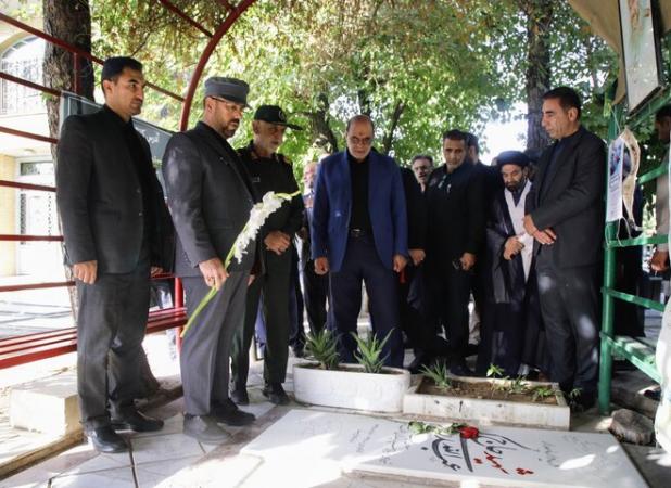 گلباران قبور مطهر شهیدان گلزار شهدای شیراز در آغاز هفته دولت