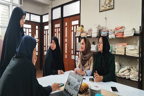 بافتن رؤیا با نخ‌های پنبه‌ای؛ موفقیت یک خانواده در احیای هنر بومی