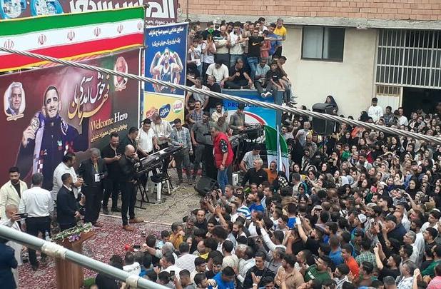 استقبال از رحمان عموزاد در زادگاهش خلیل شهر