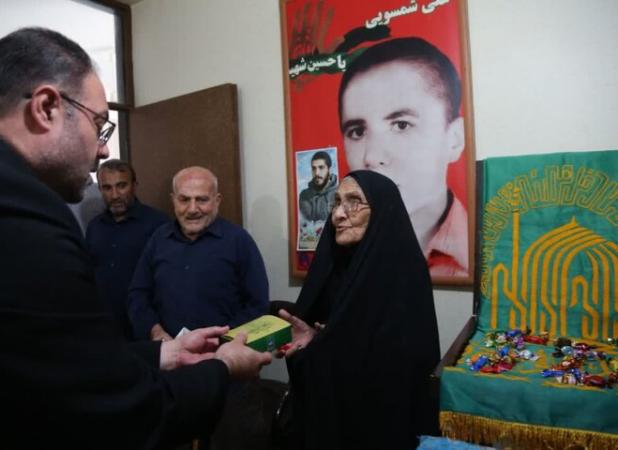 تجلیل از خانواده شهید علی شمسویی با حضور خدام حرم رضوی در شهر خورموج