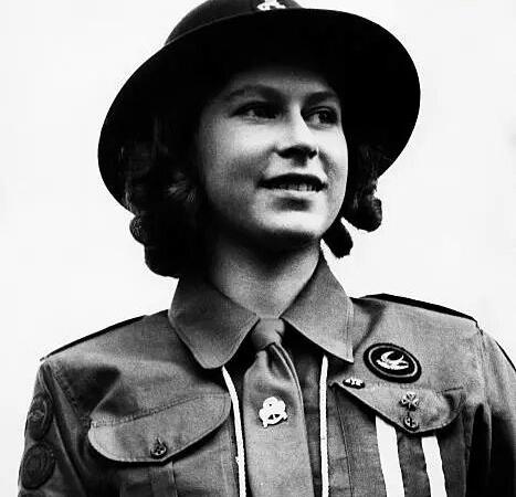 ملکه الیزابت در سن ۱۶سالگی در لباس پیشاهنگی