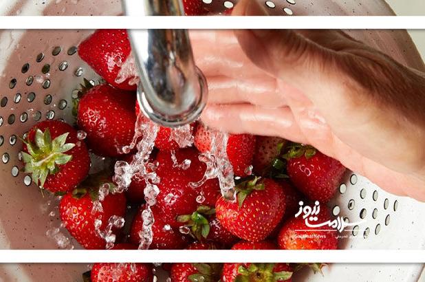 شستن توت فرنگی به روشی ساده