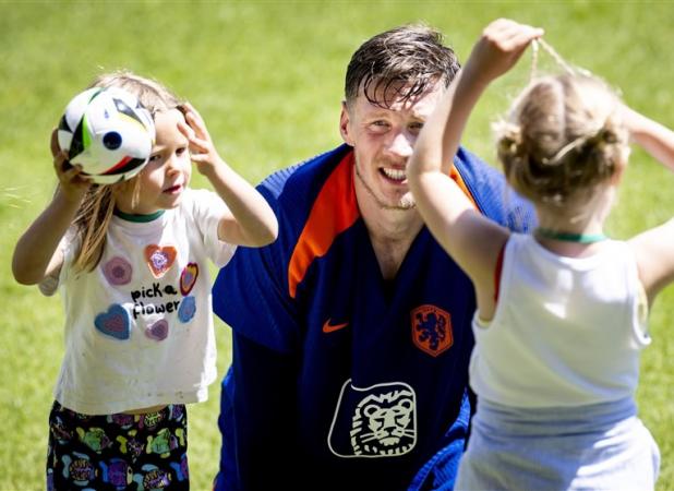 تمرین ویژه بازیکنان هلند با خانواده! + عکس