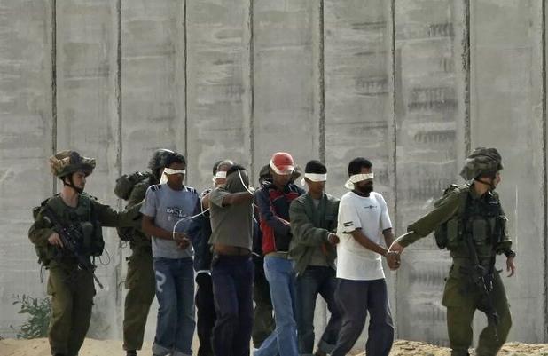 استفاده از اسرای فلسطینی به عنوان سپر انسانی نظامیان صهیونیست+ تصویر