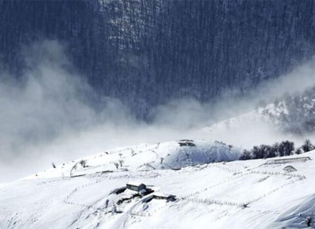 بارش برف در محورهای مواصلاتی شهر کامو و چوگان