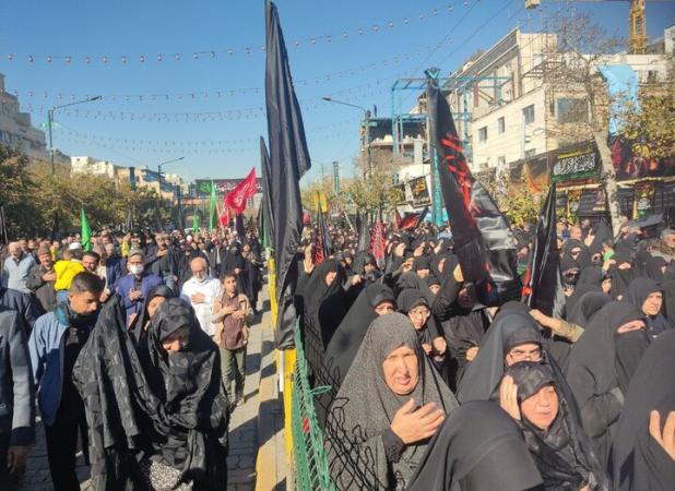 فاطمیون با پرچم عشق، به سمت حرم رضوی رهسپار شدند