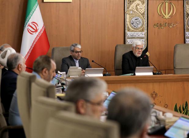 عارف: ۵ هزار مگاوات برق خورشیدی تا ۱۴۰۵ به تولید کشور اضافه می‌شود