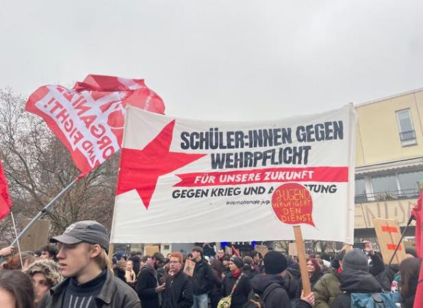 تظاهرات گسترده دانش‌آموزان آلمانی در اعتراض به بازگشت سربازی اجباری