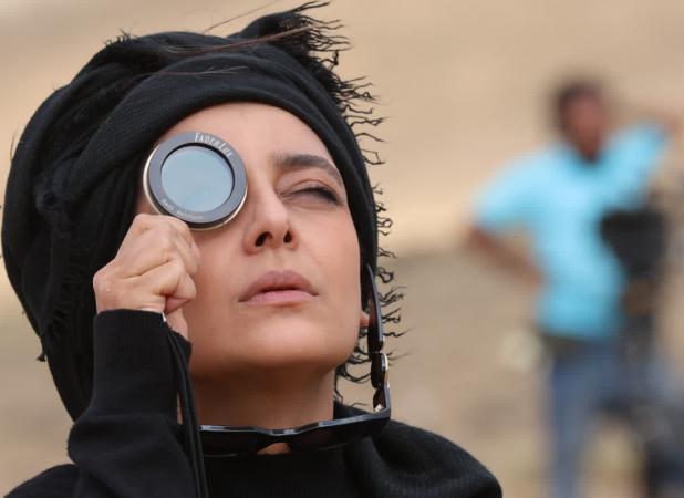 تصویر شکارشده از ساره بیات در حال طبیعت‌گردی