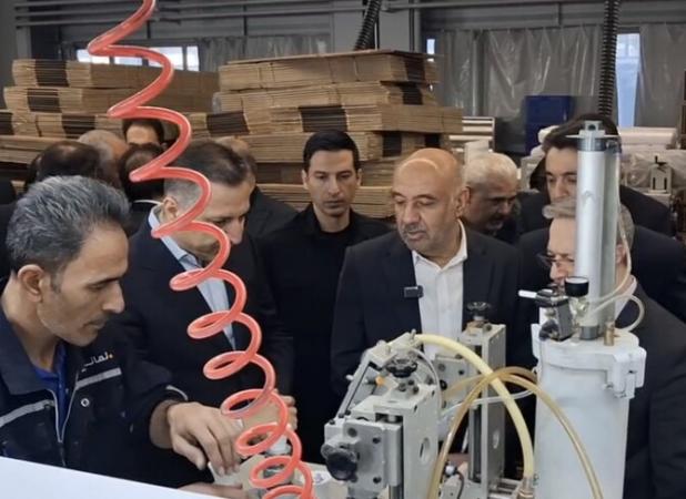 وزیر تعاون از کارخانه لامپ‌های کم‌مصرف البرز بازدید کرد