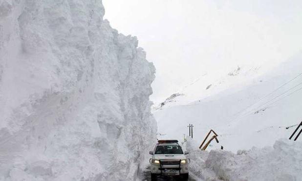 ریزش بهمن در روستای آلواتان سردشت/ ۲ نفر زنده پیدا شدند
