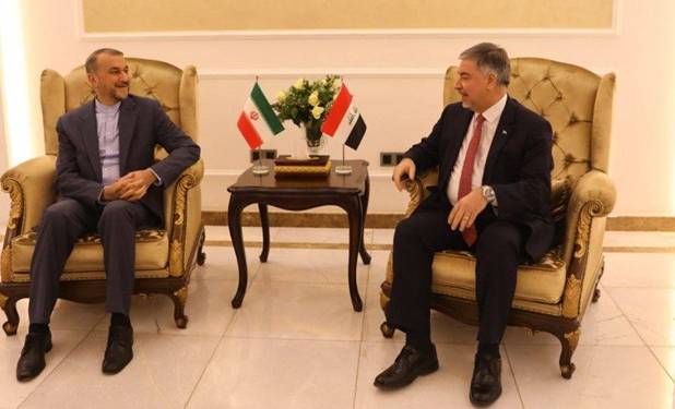 ورود امیرعبداللهیان به بغداد و ادای احترام به شهید سلیمانی و همرزمانش