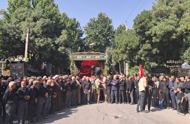 مردم اقلید در انتظار ورود پیکر شهید «نکویی»