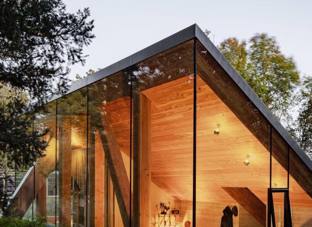 خانه‌ای رویایی که سقفش میزبان پرندگان و خفاش‌هاست