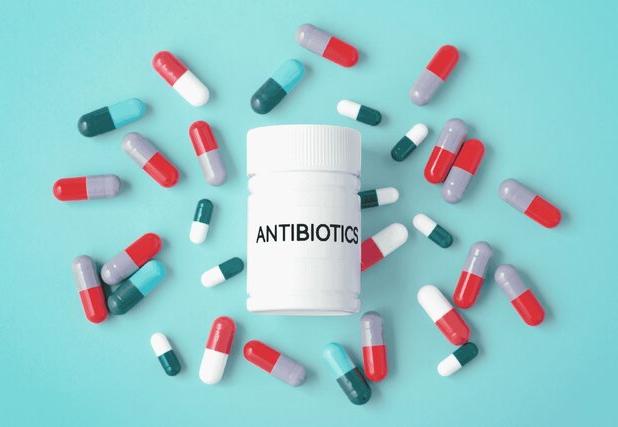 چرا مصرف آنتی‌بیوتیک‌ها در زمان مشخص اهمیت دارد؟