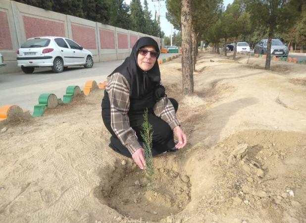 ترویج فرهنگ درختکاری با پویش «نهال‌کاری به مناسبت روز مادر» در سمنان