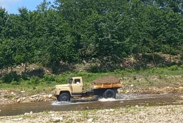 توقیف خودروهای متخلف برداشت غیرمجاز شن و ماسه از بستر رودخانه در فومن