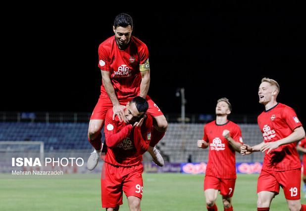 سبک جدید لیزر اندازی تماشاگران در تبریز/ باکیچ، برنامه حسین‌زاده را بهم ریخت