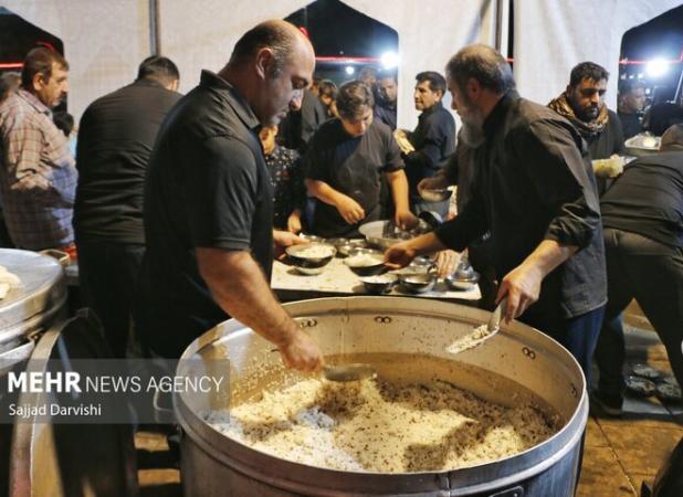 خدمت رسانی  اهالی بم به زائرین امام حسین در مسیر نجف به کربلا