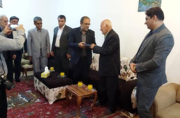 خانواده‌ شهدا چراغ راه مسئولان هستند