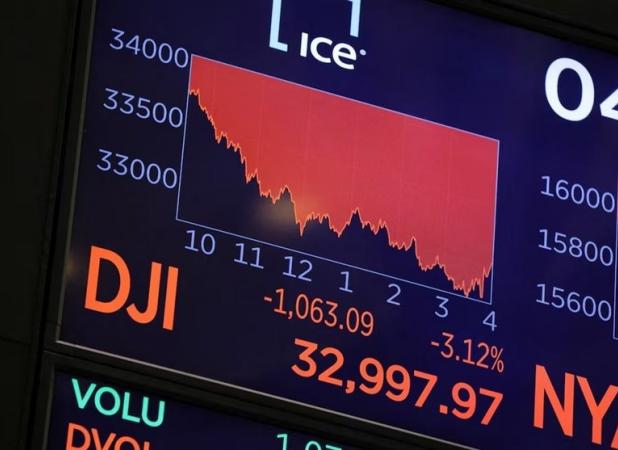 سقوط وال‌استریت پس از کاهش رتبه اعتباری آمریکا