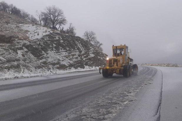 بازگشایی ۵۰ راه روستایی در نهاوند/تداوم کولاک در محور