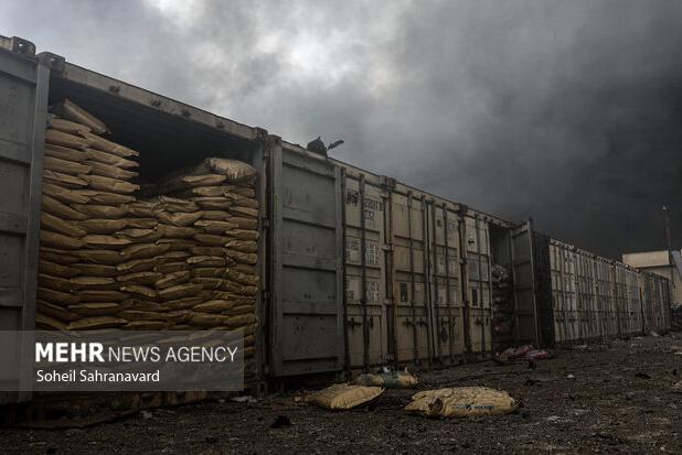 تلاش آتش نشانان بر باد شدید غلبه کرد؛حجم آتش کم شد