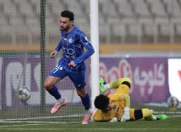 کیفیت نامطلوب چمن و احساسی شدن بازیکن استقلال در باد شدید!