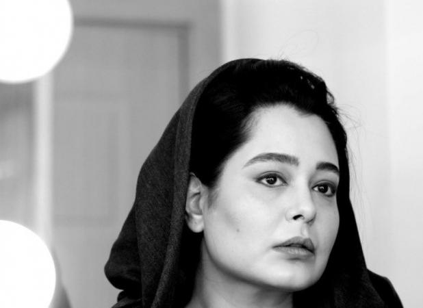 عکس سیاه و سفید بازیگر دلدادگان با ژست غمگین