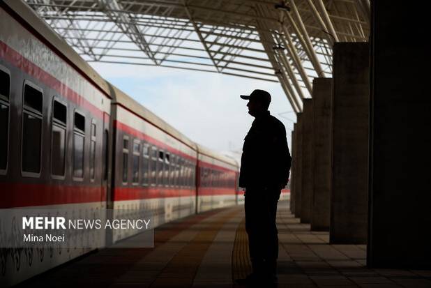 حرکت آزمایشی نخستین قطار مسافربری در مسیر راه‌آهن میانه - اردبیل