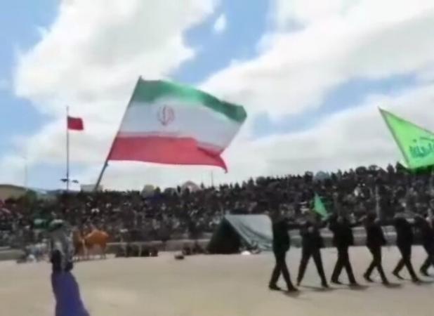اهتزار پرچم ایران در آیین شبیه خوانی عاشورا در بخشایش