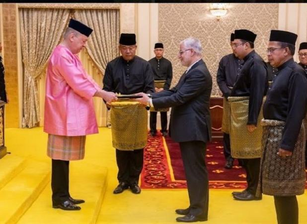 تقدیم استوارنامه سفیر ایران به پادشاه مالزی