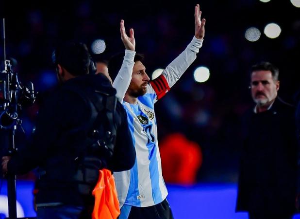 مسی: امیدوارم خدا یک بار دیگر به من فرصت شرکت در جام جهانی را بدهد/ مارادونا همیشه نفر اول است