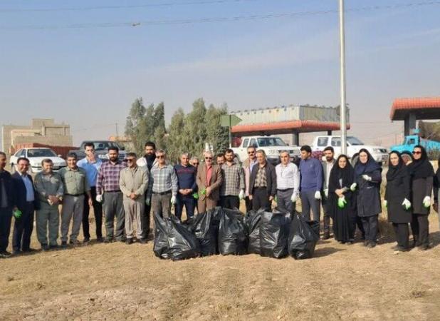 ۴ هکتار مزارع آلوده به پلاستیک روستای کرند گرمسار پاکسازی شد