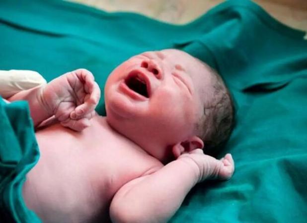 تولد نوزاد عجول در بالگرد هلال‌احمر