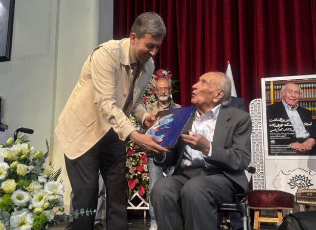 کتاب «کمال حُسن» با روایت نود سال هنر استاد جزی‌زاده رونمایی شد