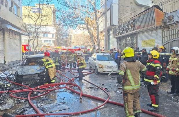 تلاش ۴۰ آتش نشان برای مهار حریق گسترده در خیابان امام رضا (ع) مشهد