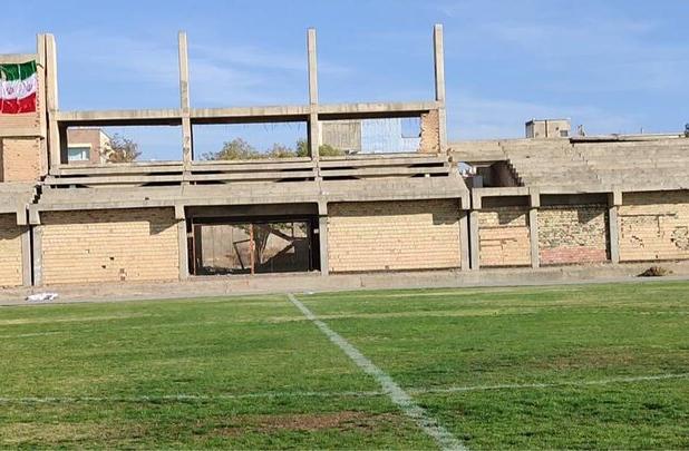 ۱۷ سال انتظار؛ سکوی نیمه‌تمام ورزشگاه استادیوم مریوان همچنان بلاتکلیف