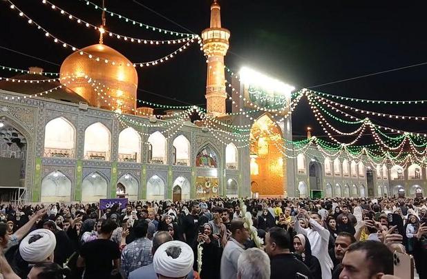 ارادتمندان امام رضا(ع) در شام ولادت گل نثار حضرت کردند