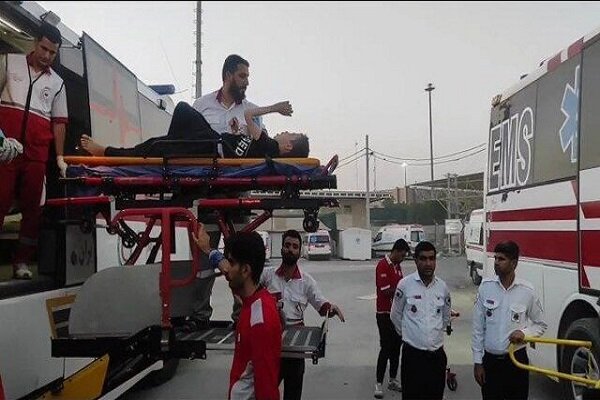 انتقال ۷ زائر مصدوم از نجف به مرز مهران توسط امدادگران هلال احمر