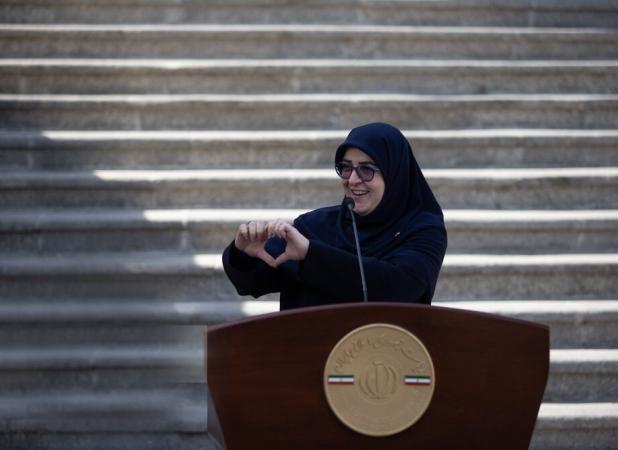 ژست خانم سخنگو در این عکس واکنش‌برانگیز شد