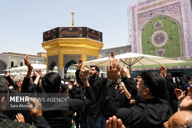 حرم مطهر امام رضا(ع) در روز عاشورای حسینی