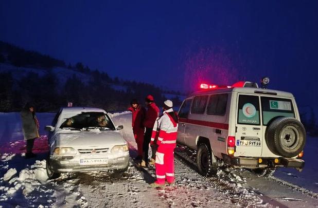 نجاتگران به ۲هزار نفر متاثر از برف و کولاک در جاده‌های زنجان امدادرسانی کردند
