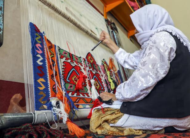 امانی: تولید کنندگان و صنعتگران روستایی نمین حمایت می شوند