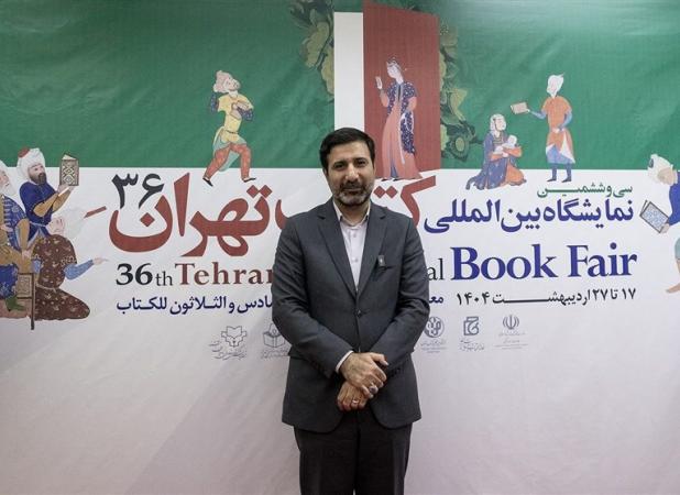 آقای سخنگو در نمایشگاه کتاب هم خواستار مطالعه قانون اساسی شد