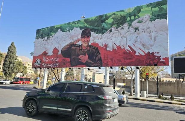 رونمایی از دیوارنگاره «ایرانمرد» در میدان امام حسین(ع) شیراز