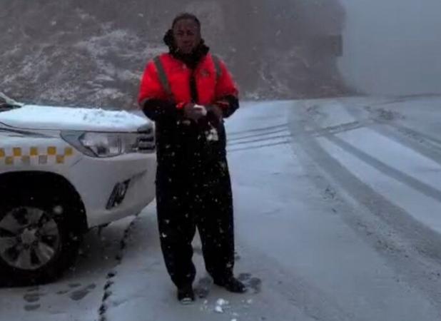 بارش برف در چهارمحال و بختیاری شدت گرفت؛ آماده‌باش کامل راهداران