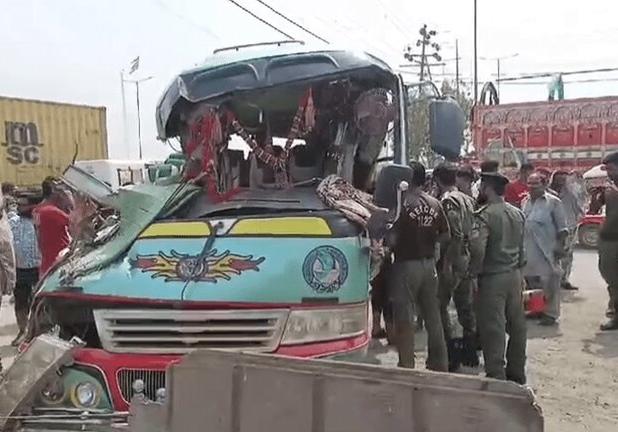 ۲۱کودک در اثر برخورد کامیون با اتوبوس مدرسه در پنجاب پاکستان زخمی شدند