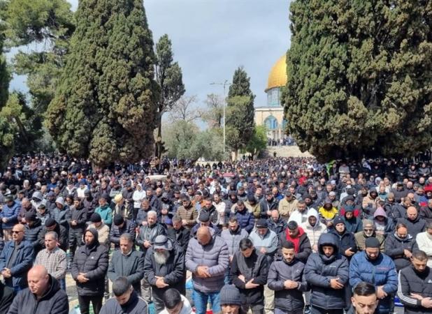 حضور ۸۰ هزار فلسطینی در سومین جمعه ماه رمضان در مسجد الاقصی